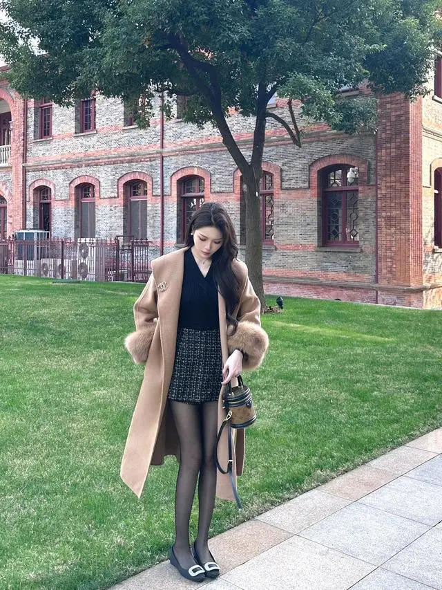 驼色大衣搭配黑色连裤袜：展现女性优雅魅力，彰显不凡品味与格调