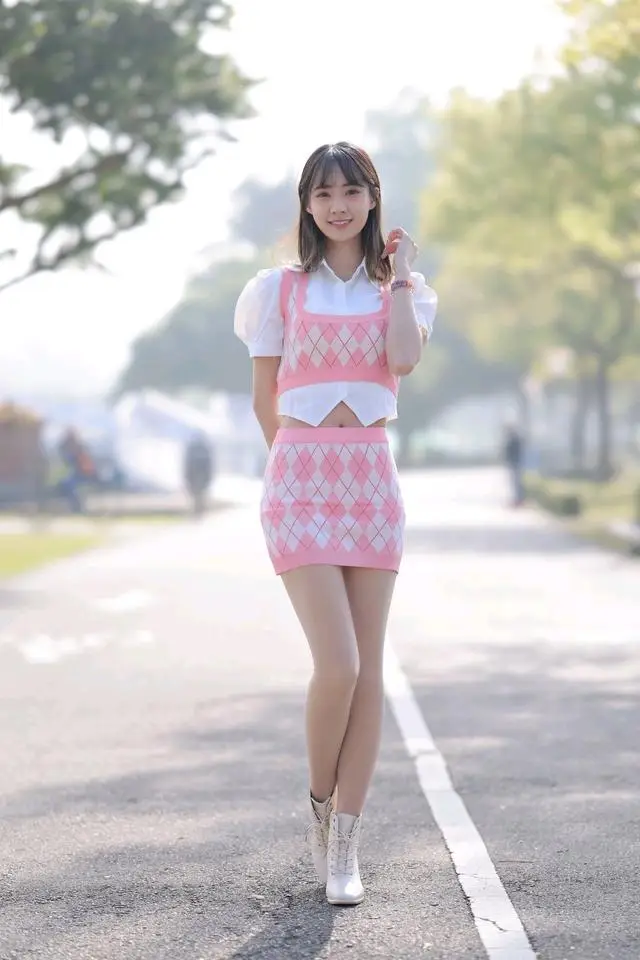 时尚女神必备穿搭：粉白色套裙遇上光腿神器，散发自信迷人的光彩